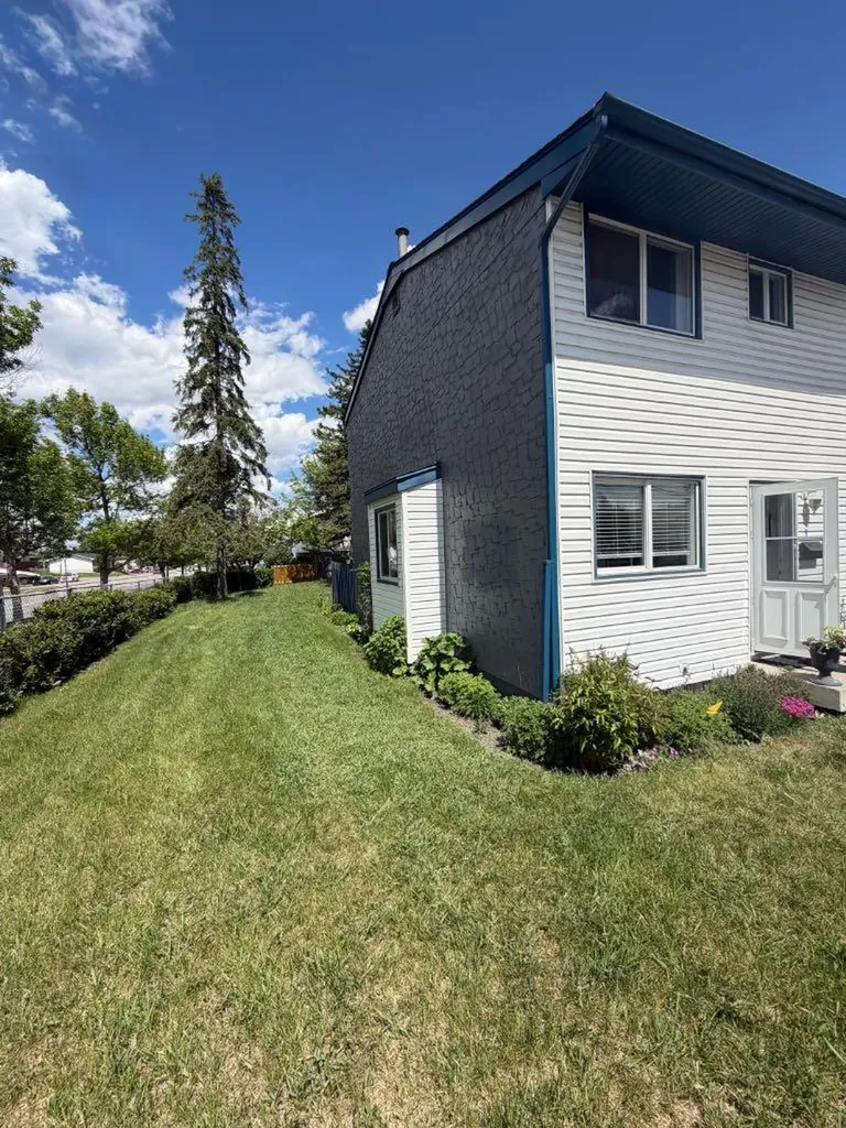 6440 4 Street NW Calgary AB T2K 1B8