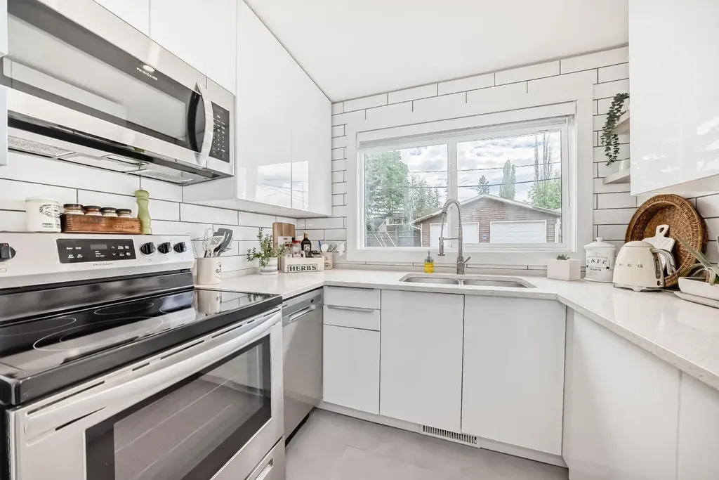 6440 4 Street NW Calgary AB T2K 1B8