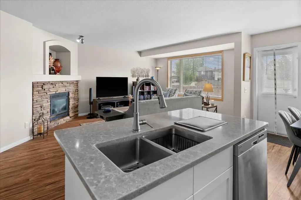 16006 Everstone Road SW Calgary AB T2Y4E6