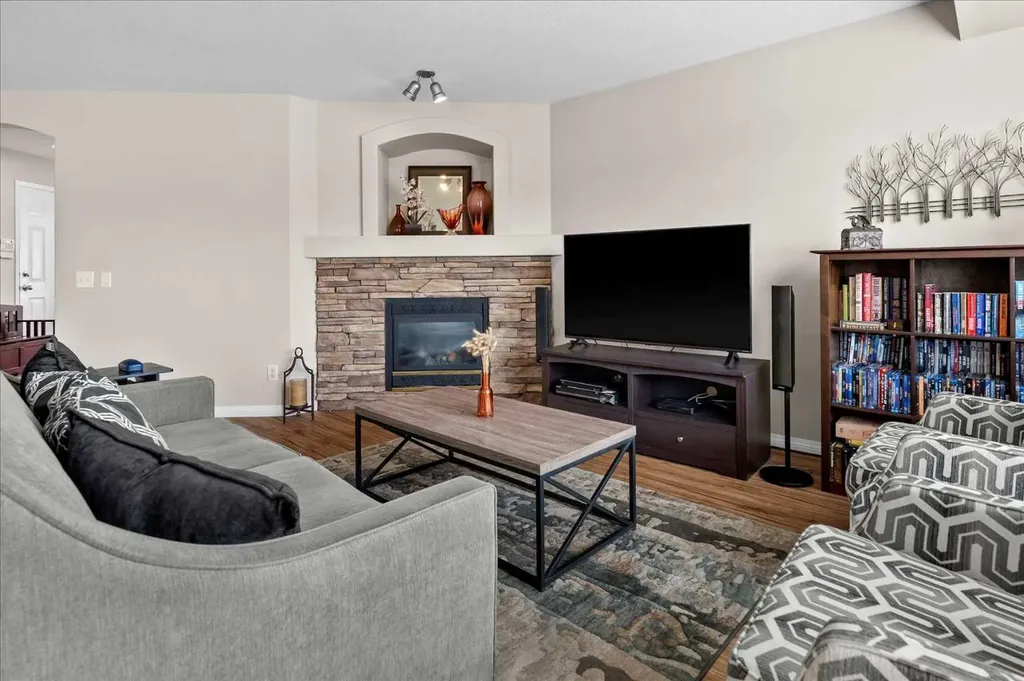 16006 Everstone Road SW Calgary AB T2Y4E6