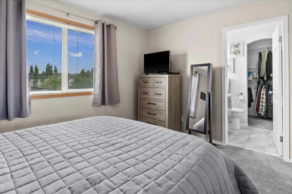 16006 Everstone Road SW Calgary AB T2Y4E6