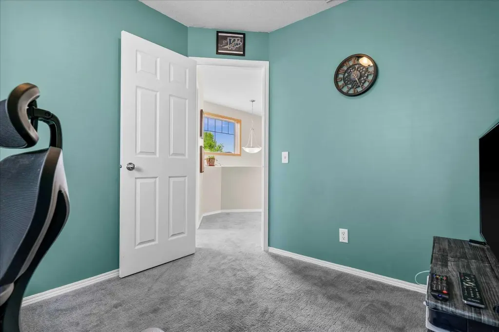 16006 Everstone Road SW Calgary AB T2Y4E6