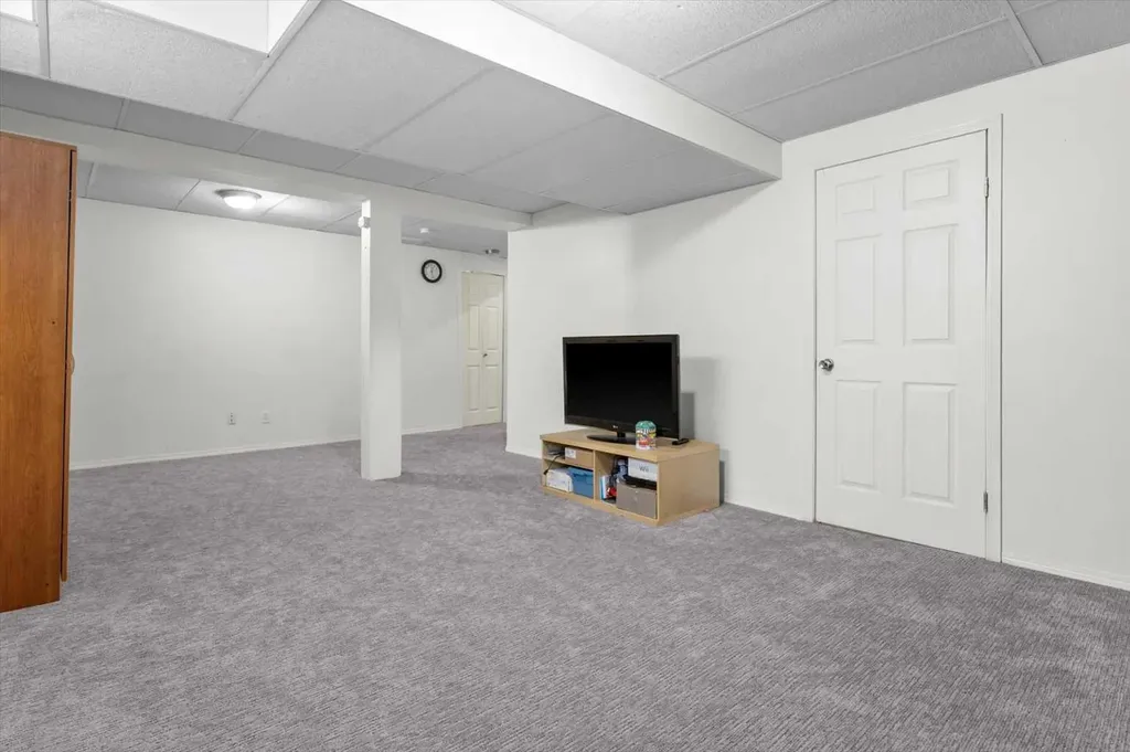 16006 Everstone Road SW Calgary AB T2Y4E6