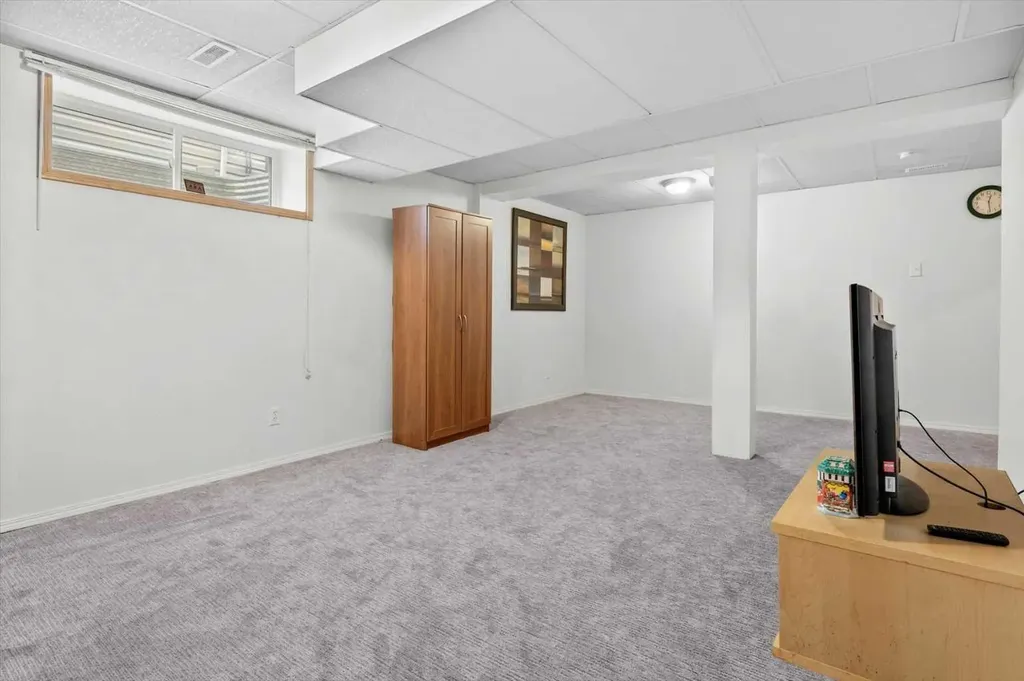 16006 Everstone Road SW Calgary AB T2Y4E6