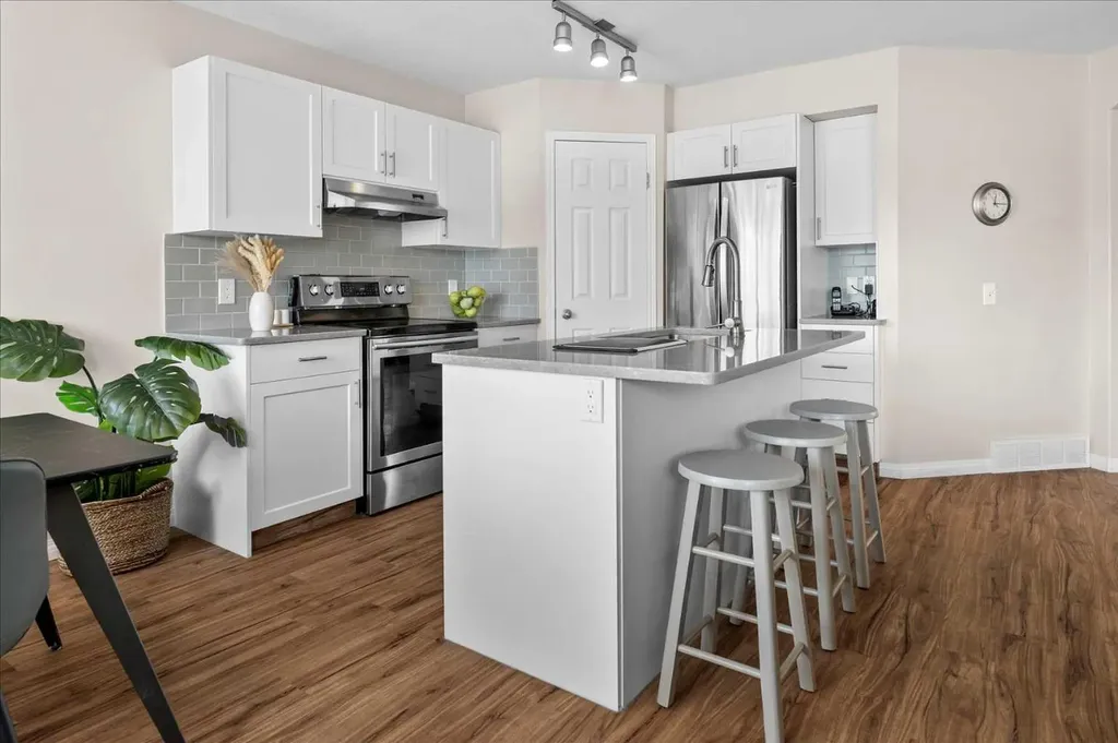 16006 Everstone Road SW Calgary AB T2Y4E6