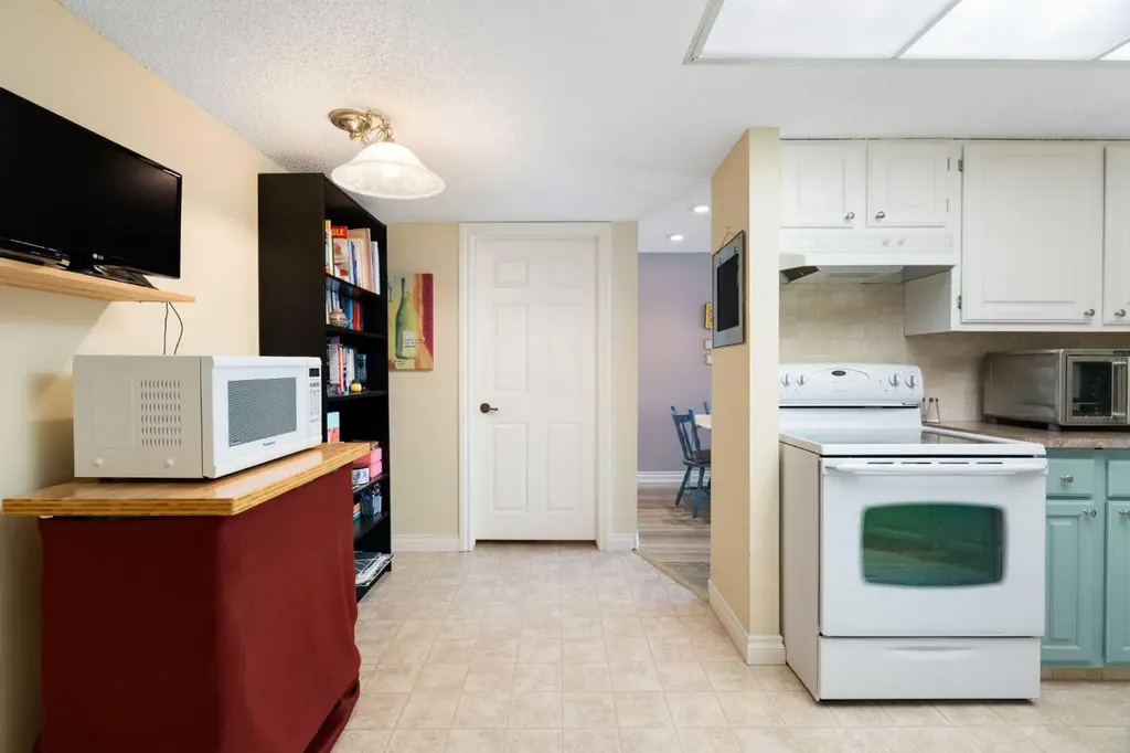 2425 90 Avenue SW Calgary AB T2V 4X8