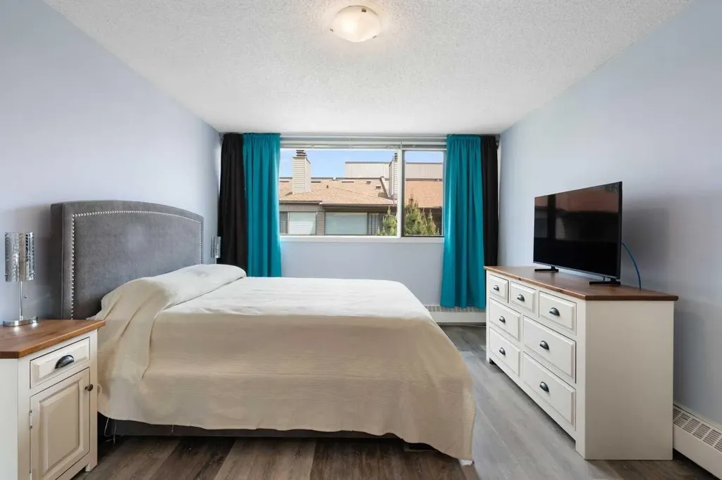 2425 90 Avenue SW Calgary AB T2V 4X8