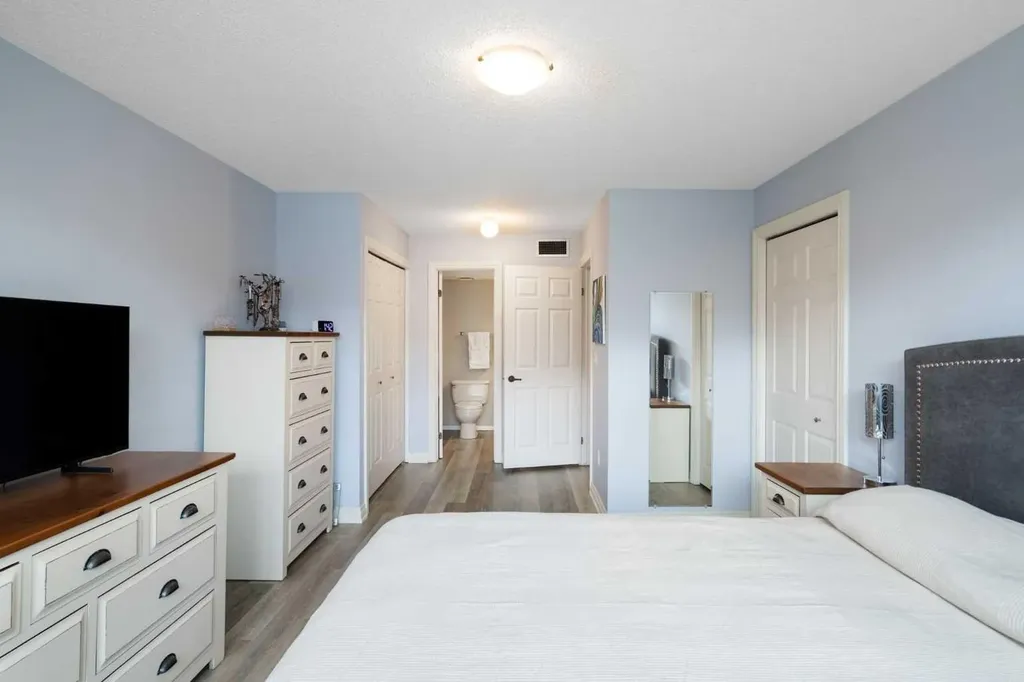 2425 90 Avenue SW Calgary AB T2V 4X8
