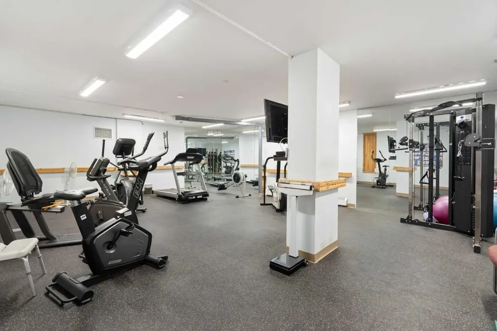 2425 90 Avenue SW Calgary AB T2V 4X8