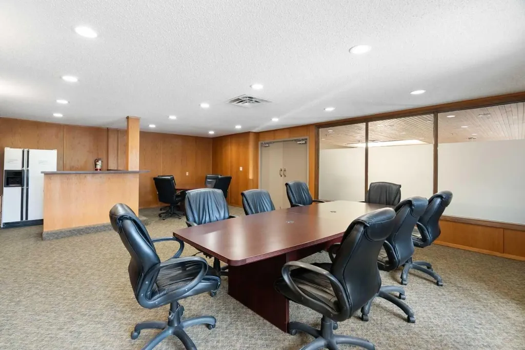 2425 90 Avenue SW Calgary AB T2V 4X8
