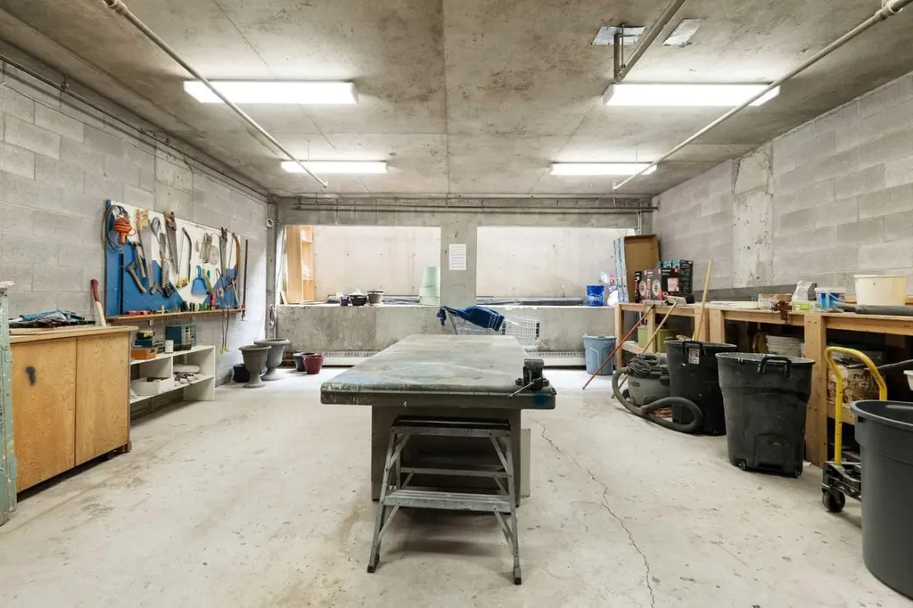2425 90 Avenue SW Calgary AB T2V 4X8