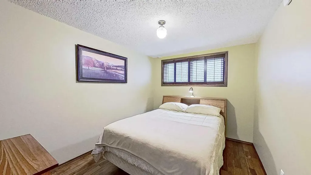 5801/ 5803 Dalgleish Road NW Calgary AB T3A 1K4