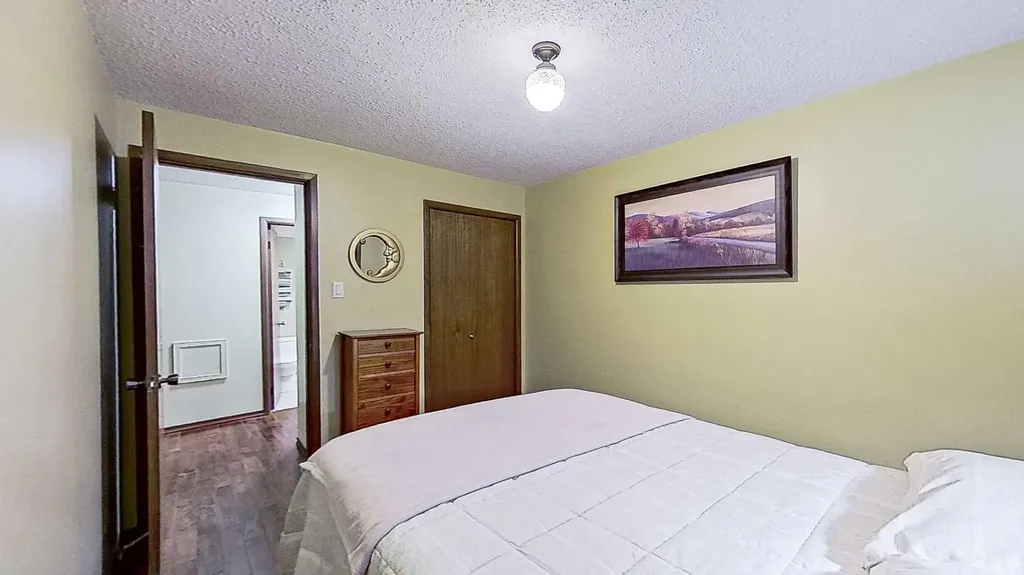 5801/ 5803 Dalgleish Road NW Calgary AB T3A 1K4
