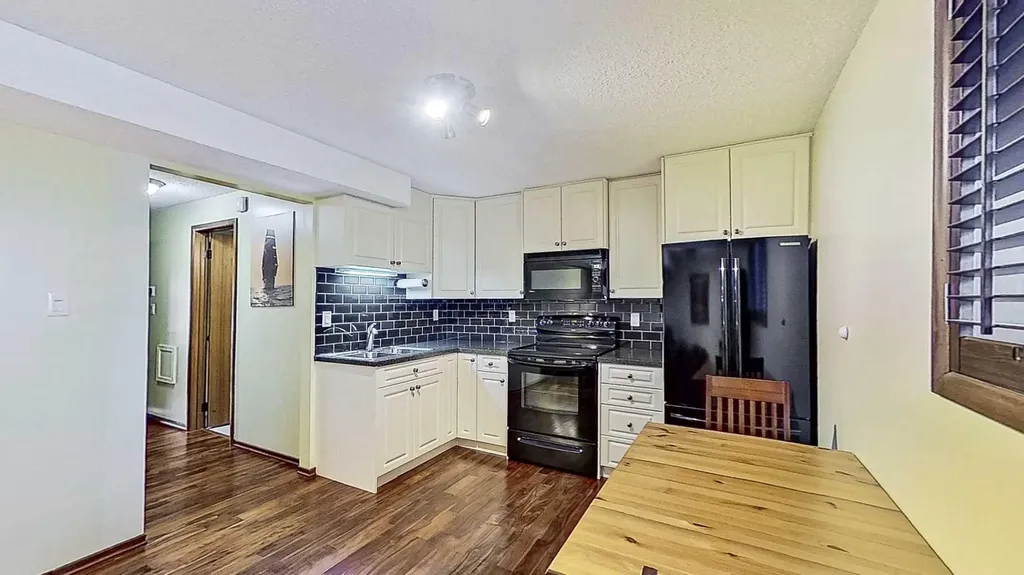 5801/ 5803 Dalgleish Road NW Calgary AB T3A 1K4