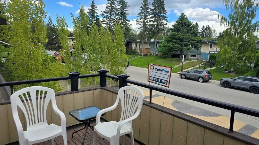 5801/ 5803 Dalgleish Road NW Calgary AB T3A 1K4