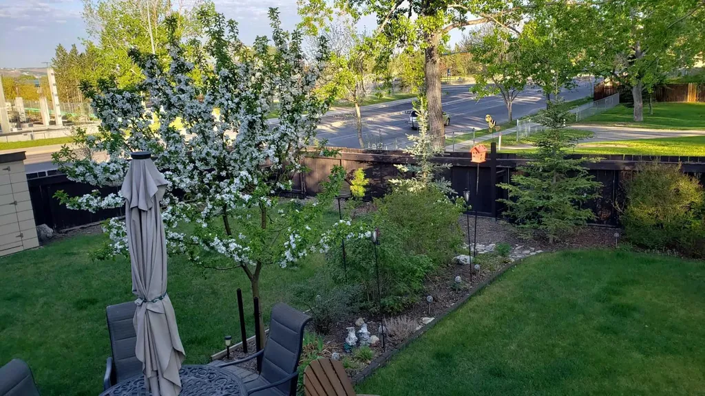 5801/ 5803 Dalgleish Road NW Calgary AB T3A 1K4