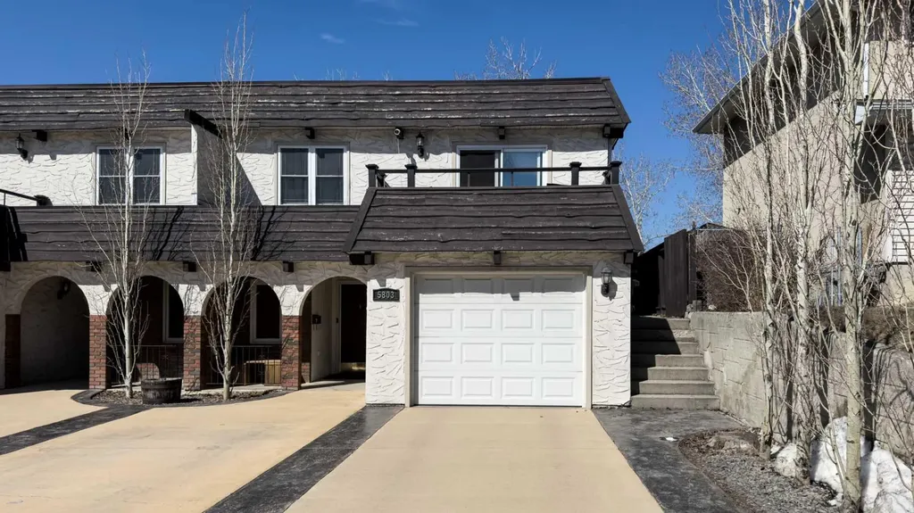 5801/ 5803 Dalgleish Road NW Calgary AB T3A 1K4