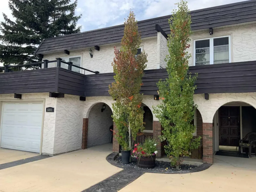 5801/ 5803 Dalgleish Road NW Calgary AB T3A 1K4