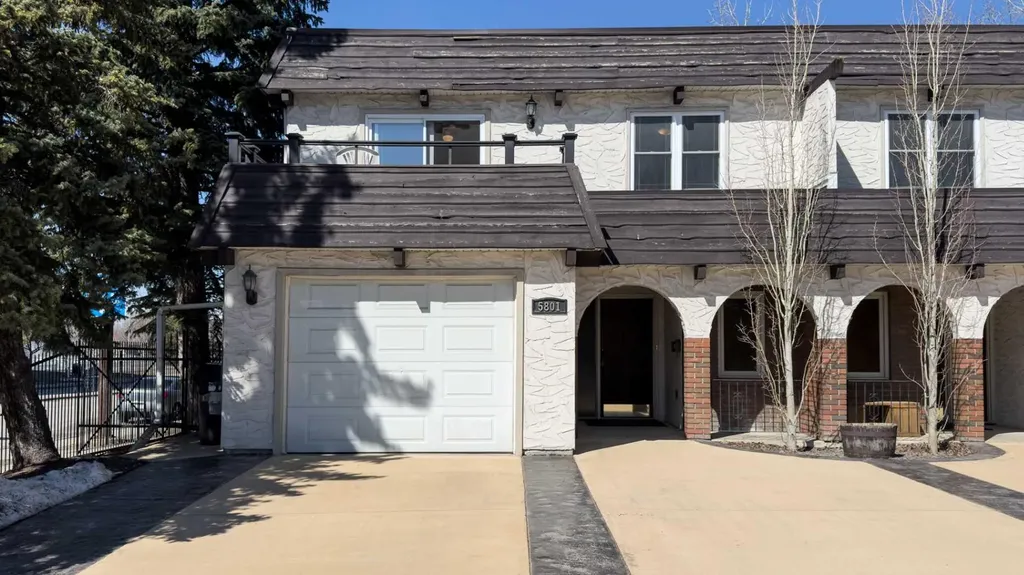 5801/ 5803 Dalgleish Road NW Calgary AB T3A 1K4
