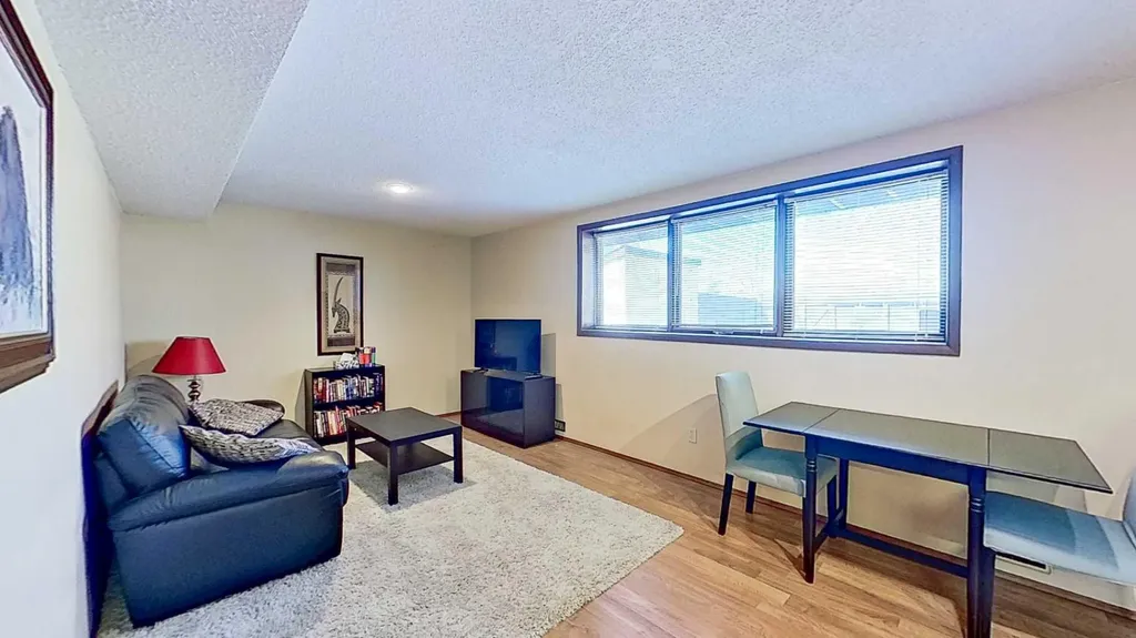 5801/ 5803 Dalgleish Road NW Calgary AB T3A 1K4