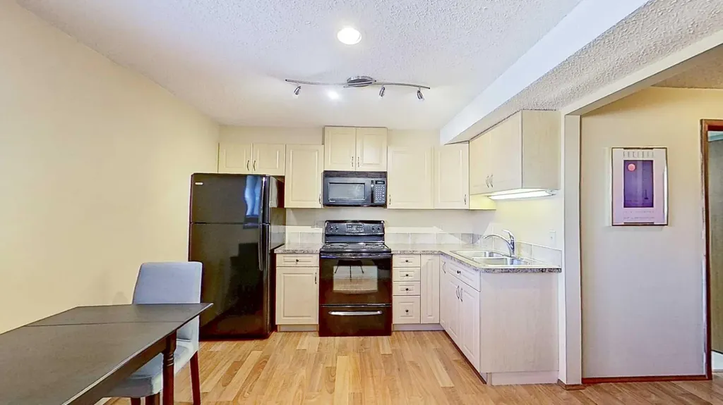 5801/ 5803 Dalgleish Road NW Calgary AB T3A 1K4