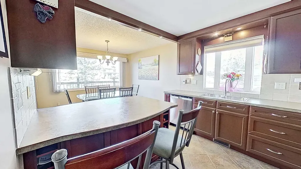 5801/ 5803 Dalgleish Road NW Calgary AB T3A 1K4