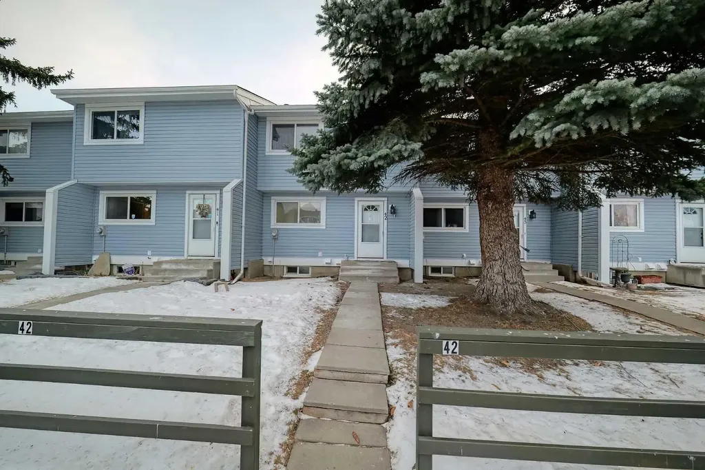 195 Manora Place NE Calgary AB T2A 5J8