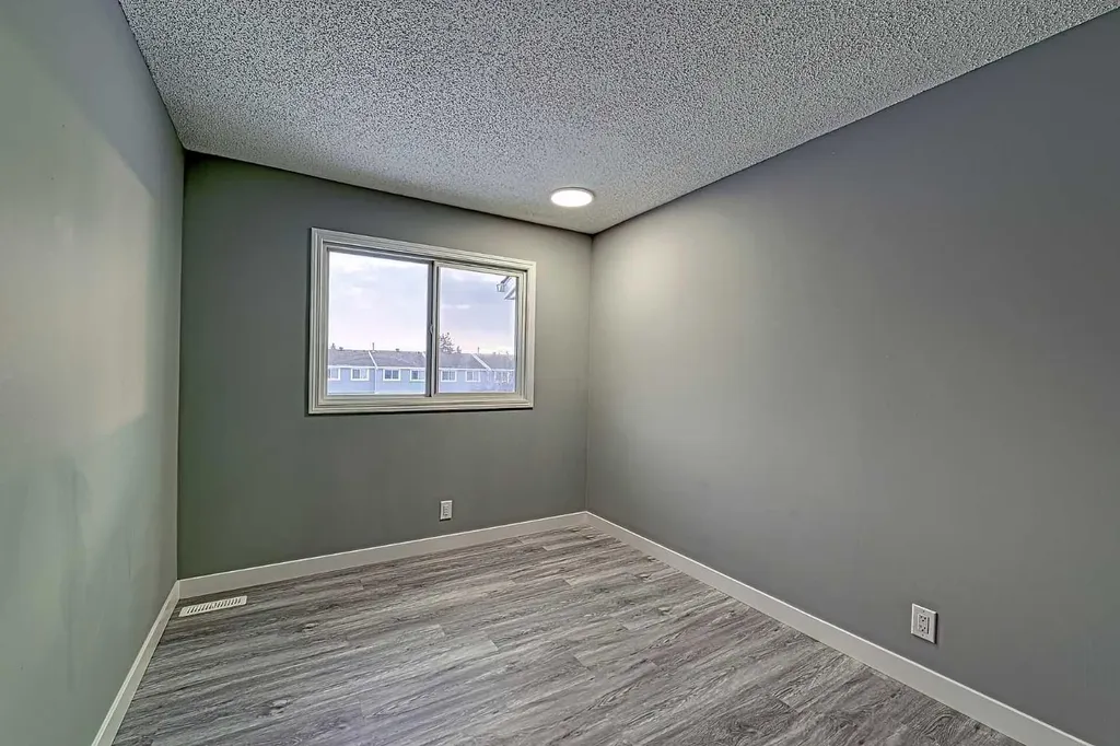 195 Manora Place NE Calgary AB T2A 5J8