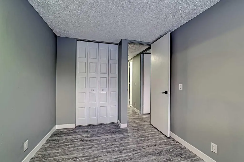 195 Manora Place NE Calgary AB T2A 5J8