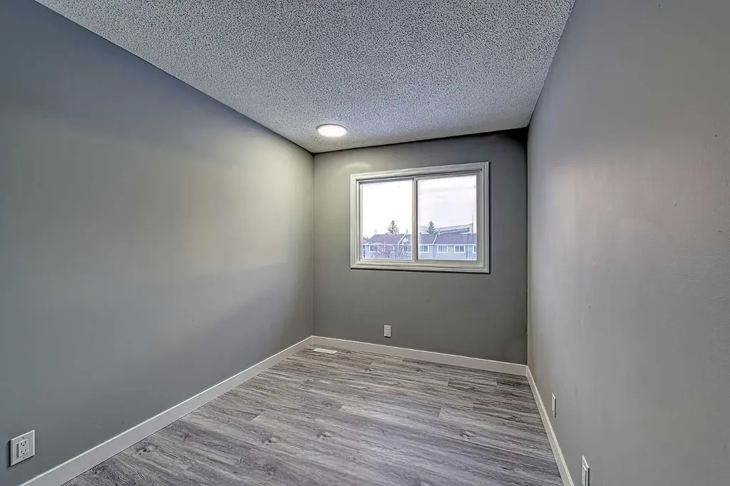 195 Manora Place NE Calgary AB T2A 5J8