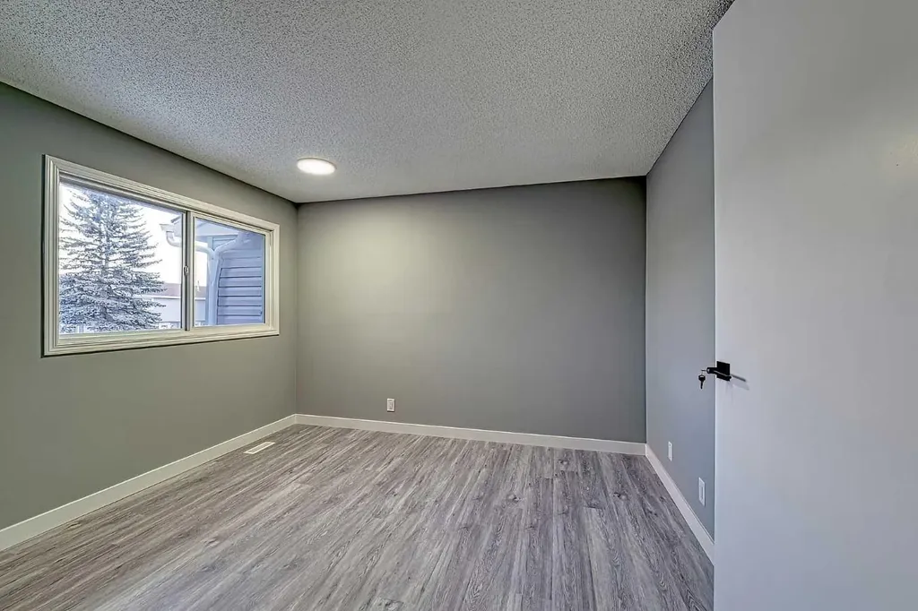 195 Manora Place NE Calgary AB T2A 5J8