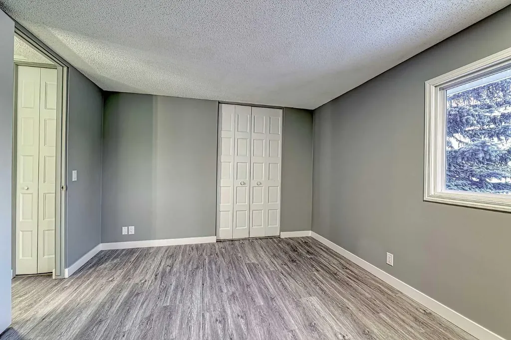 195 Manora Place NE Calgary AB T2A 5J8