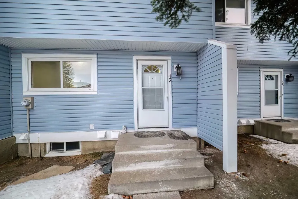 195 Manora Place NE Calgary AB T2A 5J8