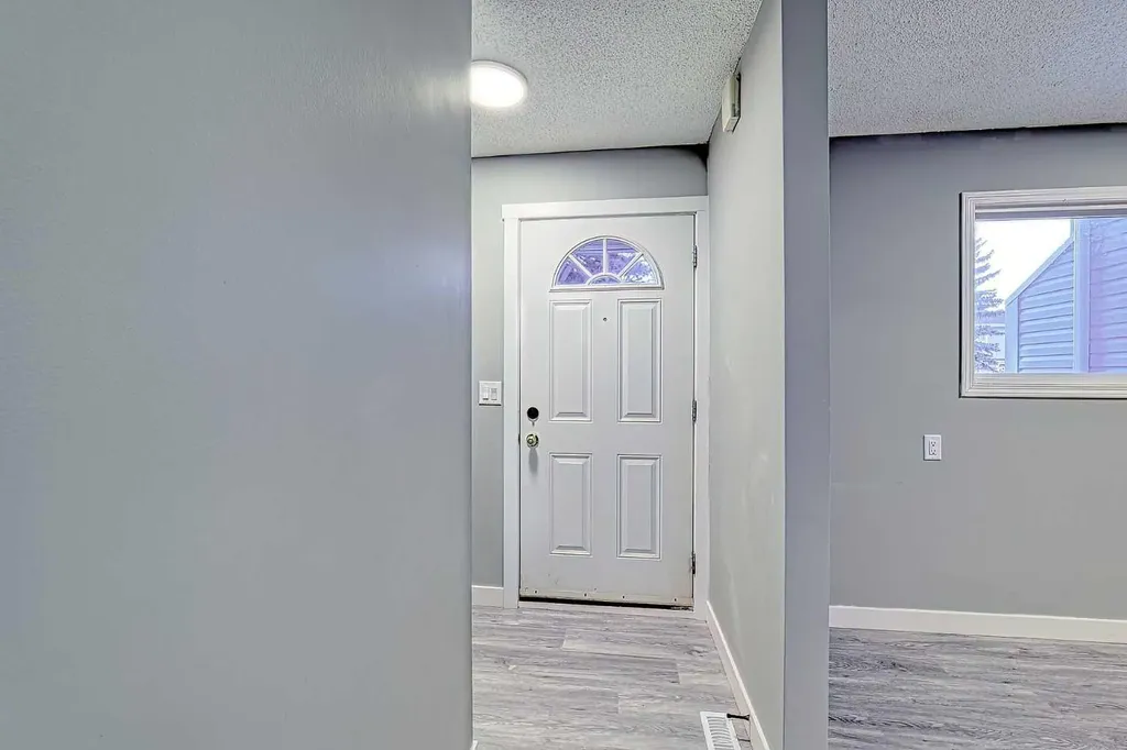 195 Manora Place NE Calgary AB T2A 5J8