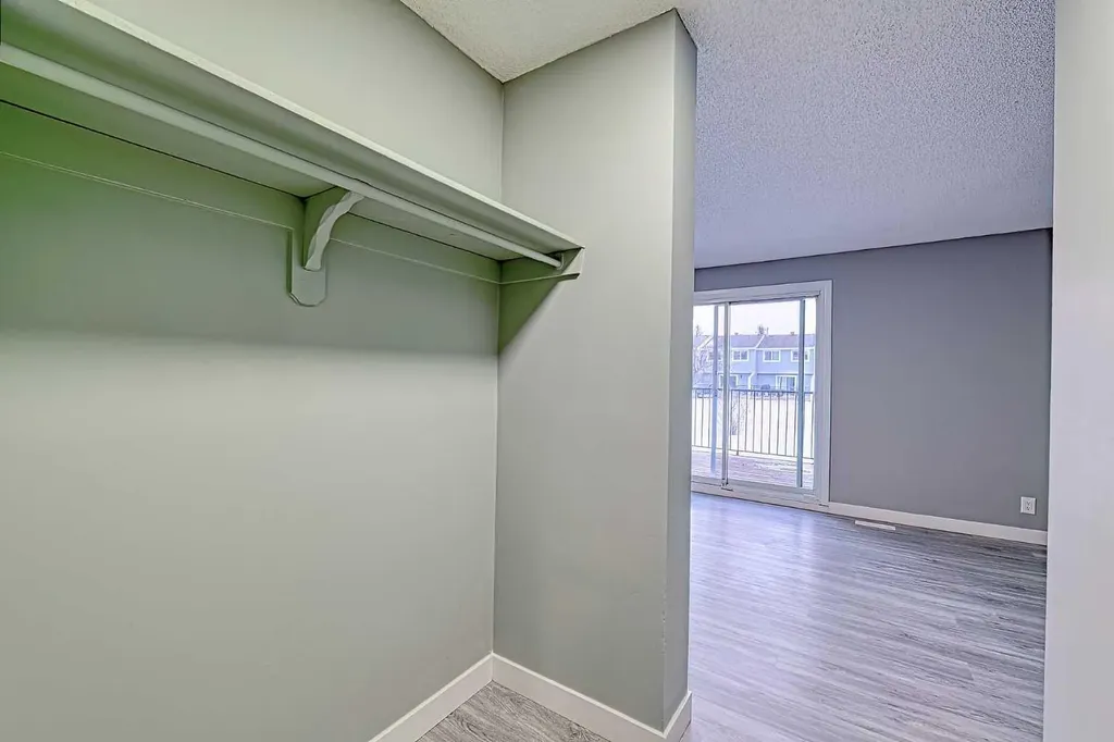 195 Manora Place NE Calgary AB T2A 5J8