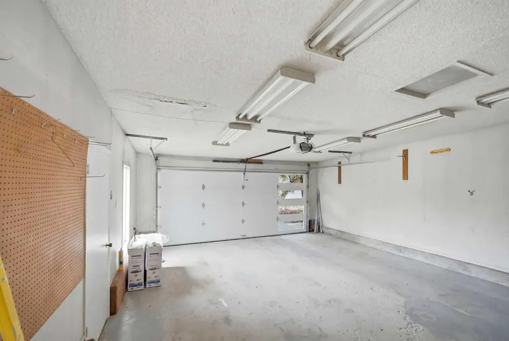 300 Edgehill Drive NW Calgary AB t3a2S3