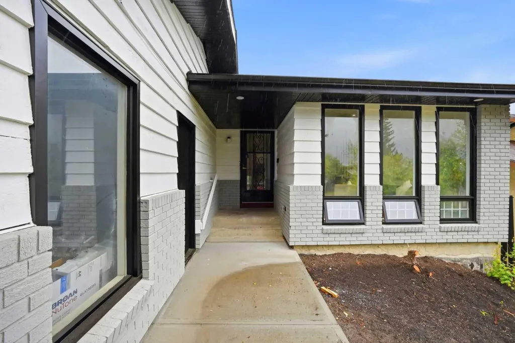 300 Edgehill Drive NW Calgary AB t3a2S3