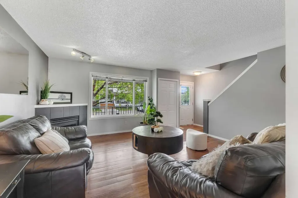 4 Stonegate Drive NW Airdrie AB T4B 2T2