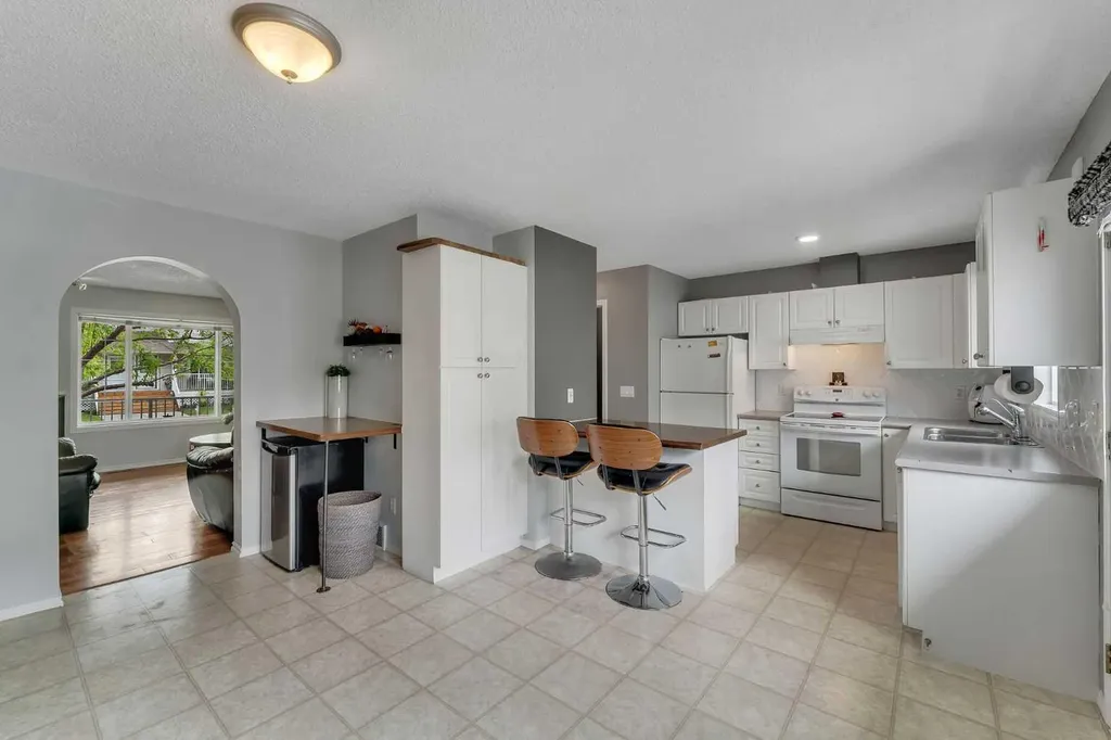 4 Stonegate Drive NW Airdrie AB T4B 2T2