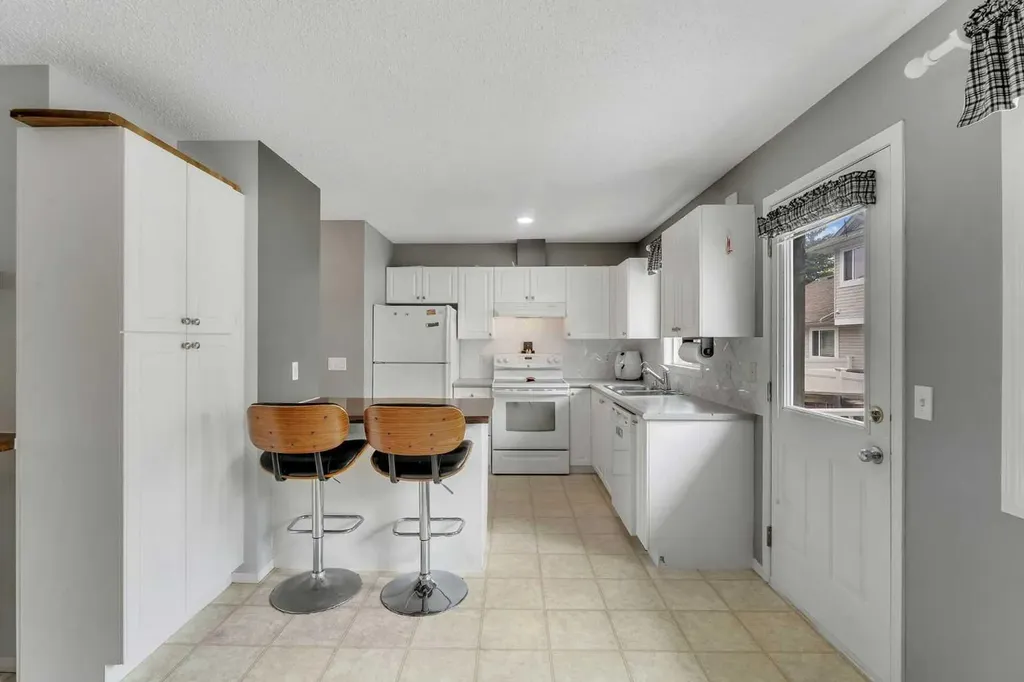4 Stonegate Drive NW Airdrie AB T4B 2T2