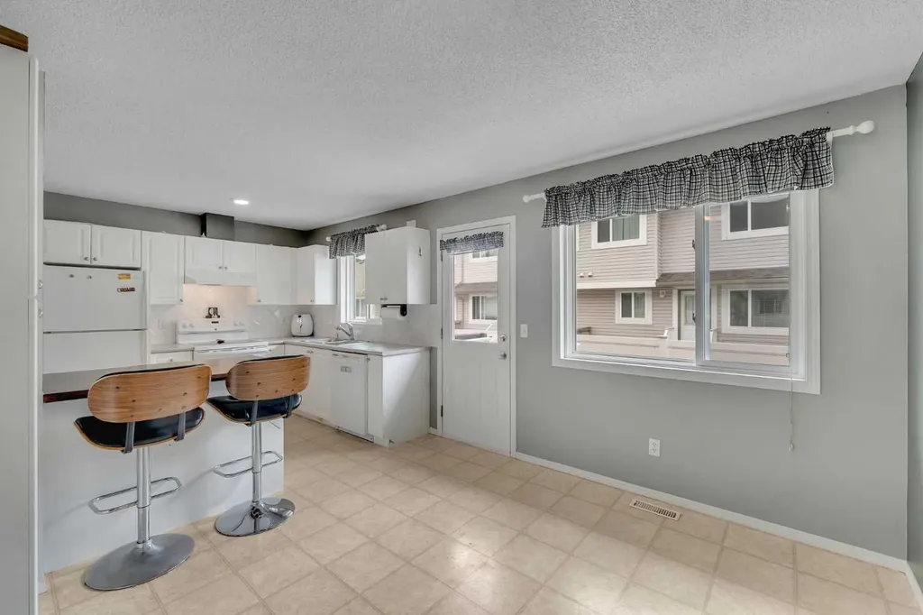 4 Stonegate Drive NW Airdrie AB T4B 2T2