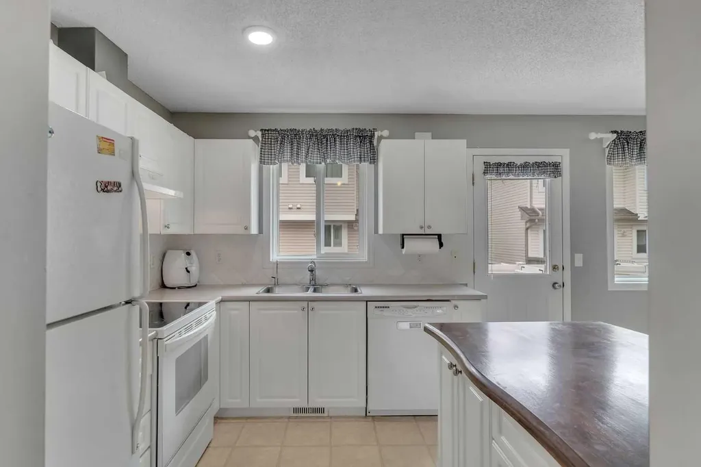 4 Stonegate Drive NW Airdrie AB T4B 2T2