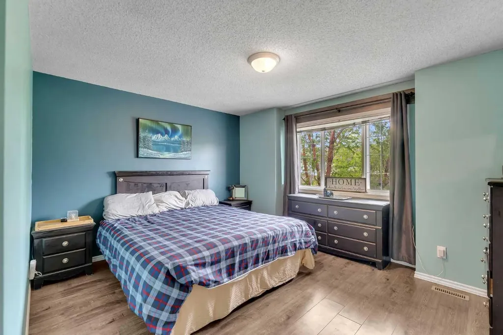 4 Stonegate Drive NW Airdrie AB T4B 2T2