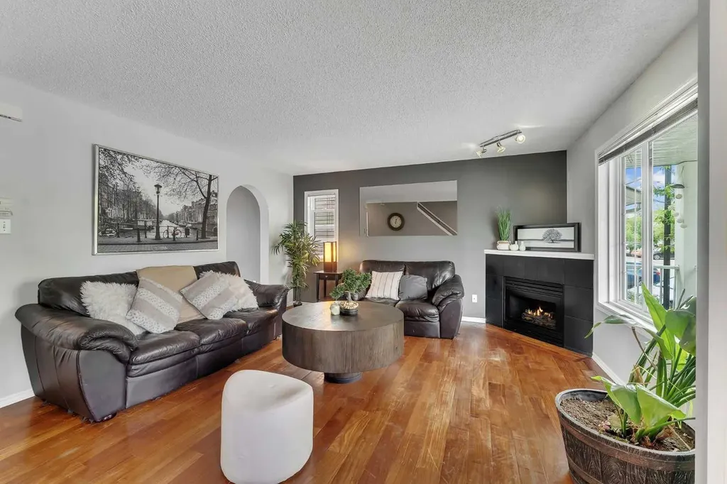 4 Stonegate Drive NW Airdrie AB T4B 2T2