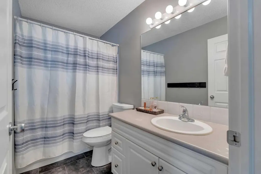 4 Stonegate Drive NW Airdrie AB T4B 2T2