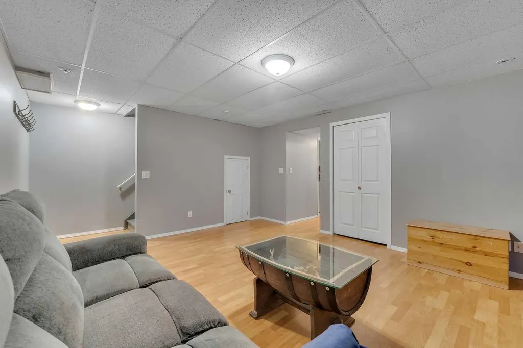 4 Stonegate Drive NW Airdrie AB T4B 2T2
