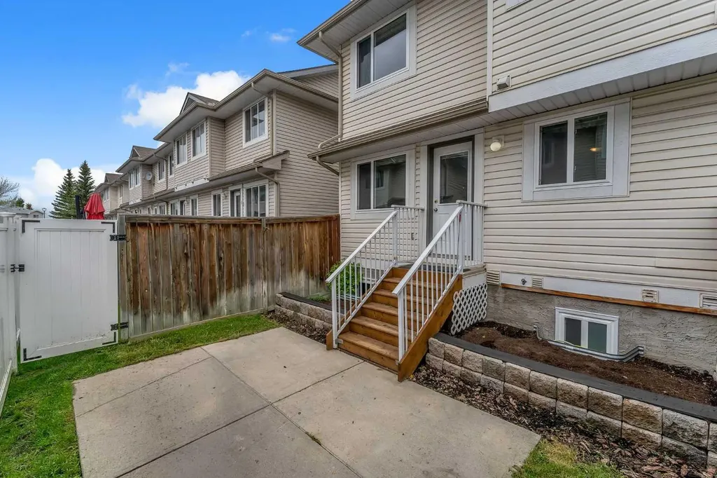 4 Stonegate Drive NW Airdrie AB T4B 2T2