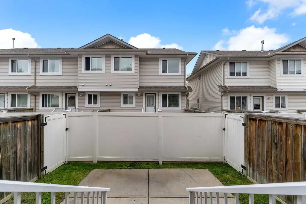 4 Stonegate Drive NW Airdrie AB T4B 2T2