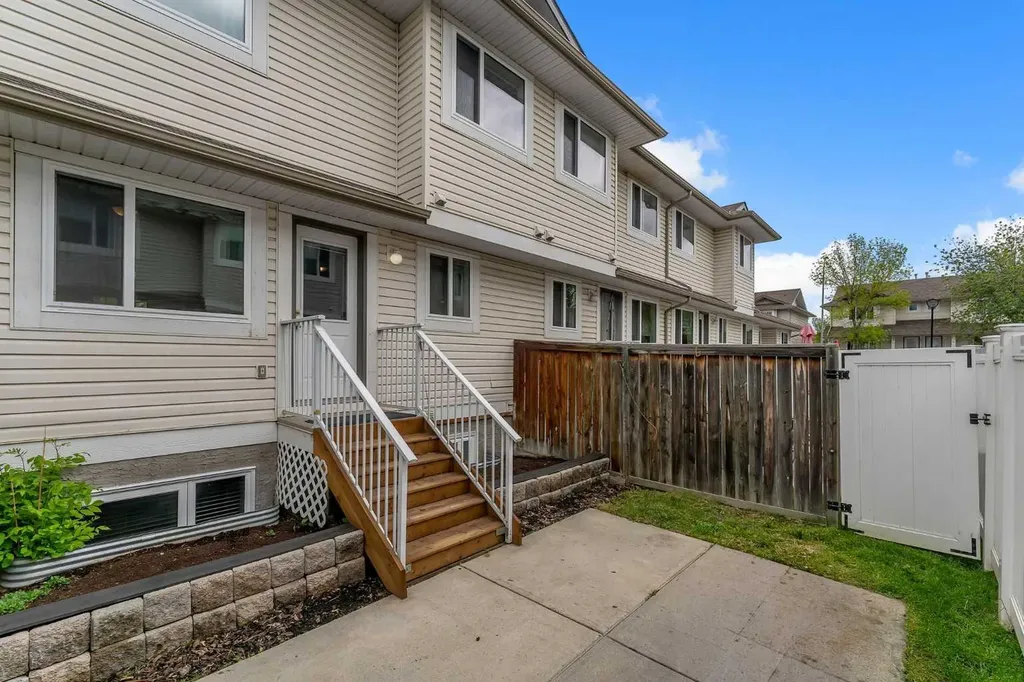 4 Stonegate Drive NW Airdrie AB T4B 2T2