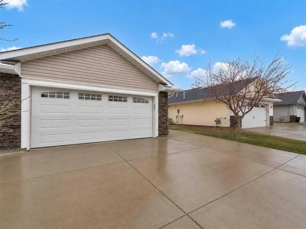 74 Chartwell Place SE Medicine Hat AB T1B 0E4